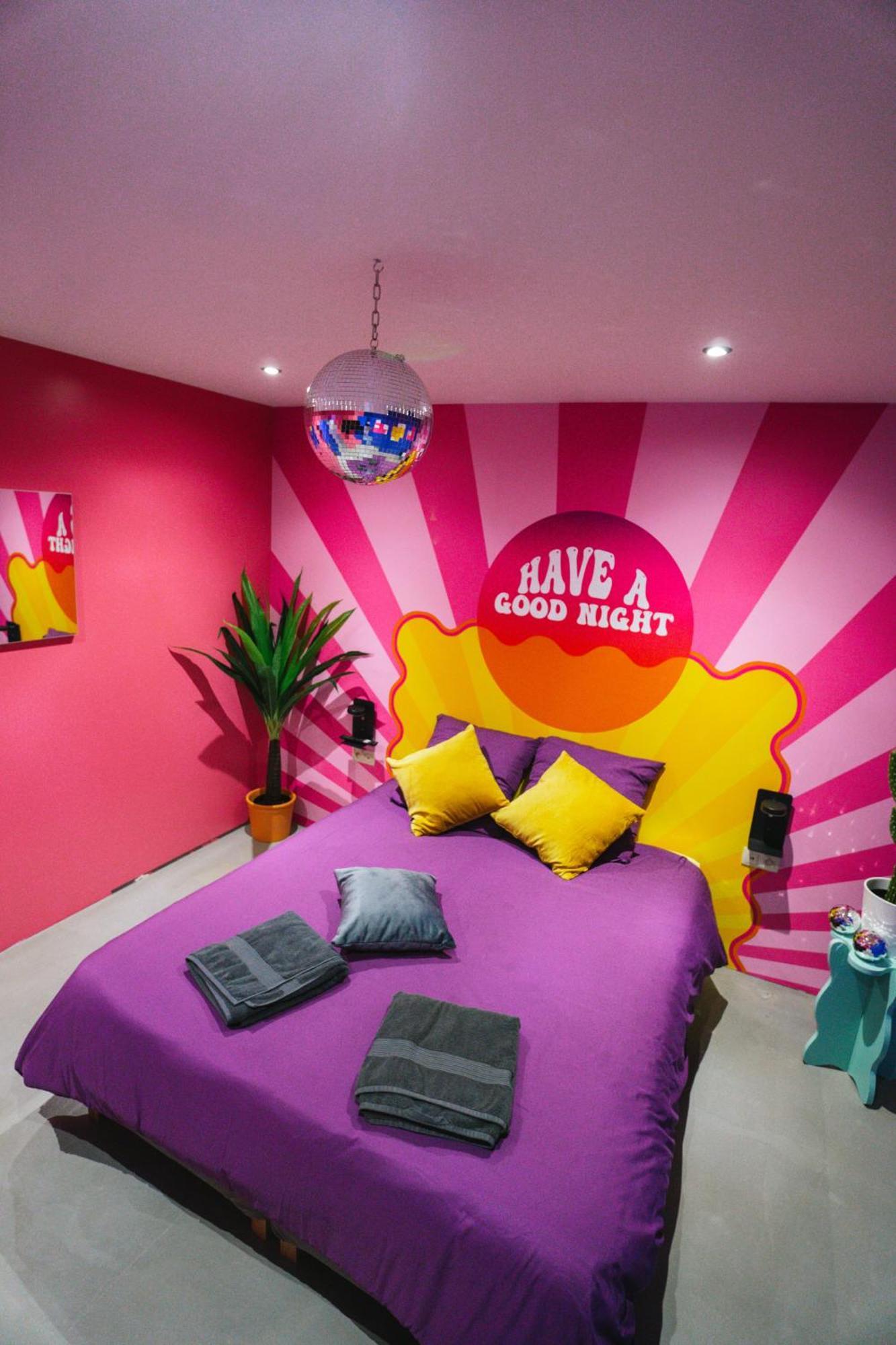 Capsule Boogie-Woogie - Jacuzzi - Sauna - Billard - Jeux - Ecran Geant - Filet Suspendu - Netflix La Louvière Exterior foto